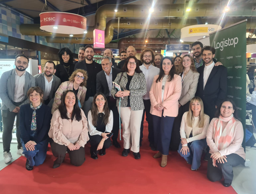 Representantes de Plataformas tecnológicas en la feria Transfiere 2025