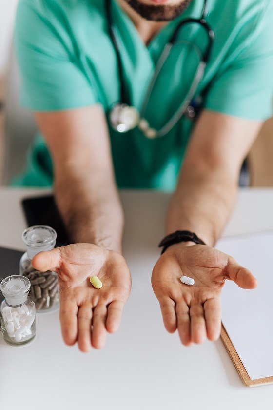 Imagen ilustrando la toma de decisiones sobre medicina y salud