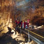 Interior de la cueva de Mendukilo (Navarra), con parte del equipo de investigación