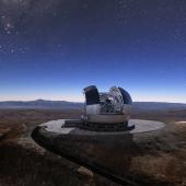 [Representación artística del ELT instalado en la montaña del Cerro Armazones en el desierto chileno, cerca del Observatorio Paranal de ESO. Crédito: ESO / L. Calçada]